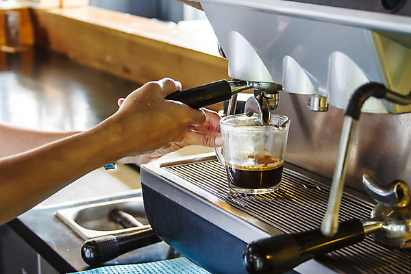 포토 JPG 해외이미지 백인 직업 여자 행복 산업 커피 음식 유니폼 비즈니스 노동자 사람없음 컵 카메라 상점 식당 앞치마 카페 혼합 작음 종업원 직원 서비스 메뉴 서빙 바리스타 카페테리아 에스프레소 소매 주인 멀티 서버 해외202004 해외포토 서양인 식기 옷 감정 음료 사람 전자제품 크기 파일형식 이미지허브