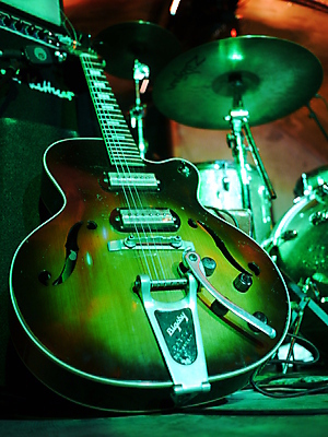 포토 JPG 해외이미지 손 줄 음악 백그라운드 노래 손가락 놀이 사람 사람없음 빛 금속 축제 힘 소리 콘서트 연주자 음악가 에너지 무대 기구 기타 악단 볼륨 마이크 클럽 롤 쇼 시끄러움 기타리스트 무거움 재즈 뮤지컬 베이스 왜곡 플레이어 생존 해외202004 해외포토 직업 음향기기 재질 현악기 문화예술 신체부위 공연 무게 파일형식 이미지허브