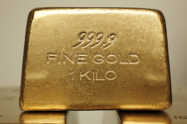 포토 JPG 해외이미지 사람없음 아웃포커스 세로 금융 빛 노란색 쌓기 금속 저축 그룹 재산 황금 고급 투자 보물 금괴 흙더미 빛망울 카피스페이스 해외202004 해외포토 컬러 컨셉 비즈니스 모션 재질 촬영기법 경제 흙 공백 파일형식 더미 이미지허브