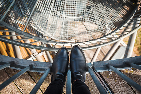 포토 JPG 해외이미지 라이프스타일 디자인 응시 실루엣 선 백그라운드 신발 컨셉 건축양식 발 바닥 서기 사람 성인 사람없음 야외 건물 유행 계단 탑 산책 운전 도시 쌍 가장자리 정상 큼 교차로 단계 땅바닥 양발 콘크리트 해외202004 해외포토 건축물 시선 건축 길 모션 휴식 촬영기법 생활 신체부위 둘레 크기 파일형식 이미지허브