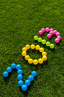 포토 JPG 해외이미지 모양 디자인 계절 행복 분홍색 백그라운드 컨셉 크리스마스 겨울 패턴 휴가 미래 새로움 새해 기념 이벤트 잔디 사람없음 장식 초록색 파란색 빛 컬러풀 숫자 노란색 파티 달력 축하 인사 신선 날짜 변화 12월 연도 심볼 사인 질감 소원 1월 강렬 다음 해외202004 해외포토 식물 문자 기념일 감정 컬러 무늬 예절 파일형식 이미지허브