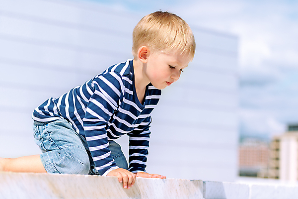 포토 JPG 해외이미지 백인 1 남자 행복 유럽 어린이 가족 놀이 한명 미소 사람 소년 야외 여름 빛 금발 햇빛 유치원 놀이방 기쁨 흰색 달콤 놀이터 걸음마 결백 옛날 혼자 해외202004 해외포토 서양인 헤어스타일 계절 교육 감정 나라 컬러 관계 모션 표정 태양 맛 파일형식 이미지허브