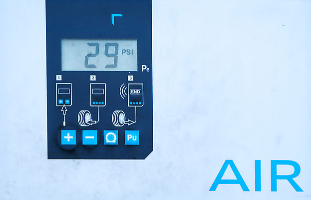 포토 JPG 해외이미지 손 백그라운드 교통시설 자동차 안전 사람없음 스크린 검은색 힘 기계 장비 공구 작업 바퀴 수리 역 묘사 측정 서비스 보안 타이어 정비공 펌프 유지 게이지 돌봄 압력 자동 해외202004 해외포토 육상교통 컬러 교통 모션 신체부위 도구 기술자 시설 파일형식 이미지허브
