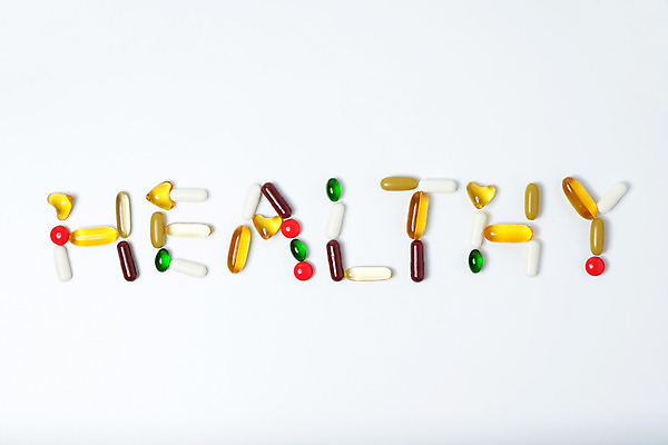 포토 JPG 해외이미지 음식 오렌지 건강 사람없음 빨간색 파란색 컬러풀 알약 약 노란색 상점 흰색 약국 암 알레르기 당뇨병 마약 복용 약사 해외202004 해외포토 컬러 과일 의학 질병 파일형식 이미지허브