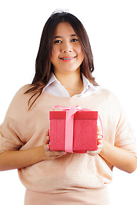 포토 JPG 해외이미지 모델 여자 행복 리본 종이 컨셉 크리스마스 휴가 새로움 선물 한명 사람 빨간색 쇼핑 상자 놀람 흰색 축하 잡기 생일 주기 패키지 고립 해외202004 해외포토 1 기념일 감정 컬러 모션 표정 파일형식 이미지허브