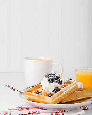 포토 JPG 해외이미지 접시 커피 음식 과일 디저트 사람없음 쌓기 식사 신선 황금 달콤 아침식사 오렌지주스 굽기 블루베리 정사각형 와플 휘핑크림 해외202004 해외포토 도형 식기 음료 모션 맛 과일주스 구이 크림 휘핑 파일형식 이미지허브