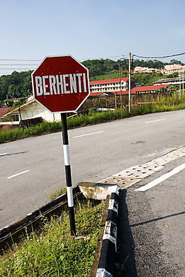 포토 JPG 해외이미지 나무 아시아 도로 여행 텍스트 교통시설 자연 거리 주택 경고 안전 동양인 사람없음 야외 빨간색 초록색 여름 단어 운전 흰색 고속도로 위험 교차로 심볼 사인 속도 말레이시아 그만 제어 해외202004 해외포토 식물 문자 계절 나라 길 컬러 교통 컨셉 모션 인종 건물 시설 생태계 파일형식 이미지허브