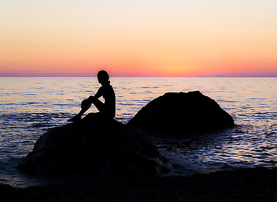 포토 JPG 해외이미지 실루엣 파도 바다 여행 자연 하늘 휴가 휴식 그림자 사람 앉기 풍경 사람없음 야외 물 여름 빛 평화 황혼 일몰 떨어짐 저녁 그늘 웨이브 스카이라인 조지아 수평선 해외202004 해외포토 자연요소 계절 컨셉 모션 촬영기법 노을 야간 생태계 동유럽 파일형식 이미지허브