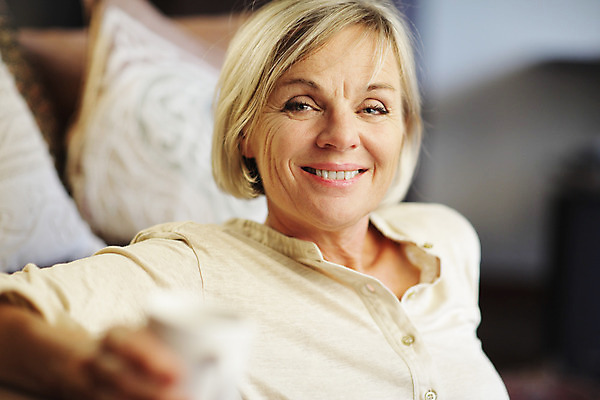 포토 JPG 해외이미지 백인 라이프스타일 응시 노년 행복 커피 중년 거실 가정 휴식 주택 실내 건강 한명 웃음 앉기 컵 소파 금발 머그컵 잡기 은퇴 만족 긍정 단절 해외202004 해외포토 서양인 1 헤어스타일 식기 시선 감정 음료 컨셉 의자 모션 표정 사람 성인 내부 건물 생활 파일형식 이미지허브