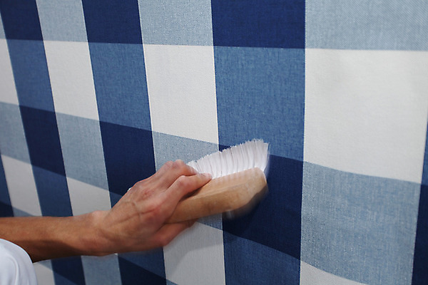 포토 JPG 해외이미지 백인 손 남자 종이 선 벽 모션 벽지 노동자 아파트 주택 건조 기술 실내 매달리기 사람 사람없음 내부 장식 페인트 장비 공구 붓 업무 수리 롤 화가 작업도구 DIY 계약자 고용 리모델링 접착제 해외202004 해외포토 서양인 직업 취미 건물 신체부위 구직 도구 작업 풀_접착제 계약 채용 파일형식 이미지허브