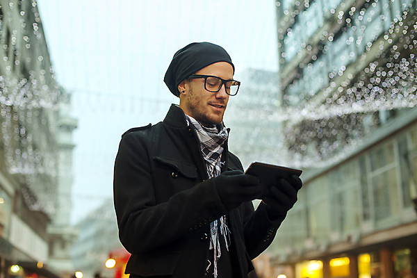 포토 JPG 해외이미지 라이프스타일 남자 행복 안경 장갑 인터넷 비즈니스 통신 성공 모바일 한명 미소 사람 야외 건물 쇼핑 컴퓨터 도시풍경 알약 디지털 스크린 검은색 목도리 정보 잡기 도시 네트워크 연결 무선전화기 스마트 검색 와이파이 해외202004 해외포토 1 건축물 잡화 감정 컬러 컨셉 모션 표정 풍경 생활 전자제품 약 전화기 무선인터넷 파일형식 이미지허브