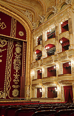 포토 JPG 해외이미지 문화 음악 의자 건축양식 교실 실내 미술 사람없음 빨간색 콘서트 공연 무대 커튼 발표 사회 황금 클래식 고급 우아함 극장 전시회 영화 천장 샹들리에 쇼 장면 보여주기 연극 객석 르네상스 오페라 우크라이나 웅장함 인기 스타일 해외202004 해외포토 교육 건축 유럽 컬러 가구 컨셉 학교 모션 문화예술 조명 이벤트 내부 전시 공동체 파일형식 이미지허브