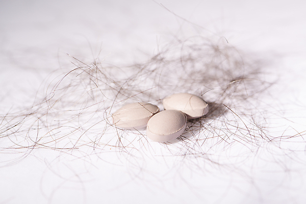 포토 JPG 해외이미지 근접촬영 사람없음 뷰티 알약 머리카락 흰배경 두피케어 치료제 탈모 탈모클리닉 해외202004 탈모예방 해외포토 뷰포인트 백그라운드 약 머리 흰색 예방 클리닉 헤어관리 증상 파일형식 이미지허브