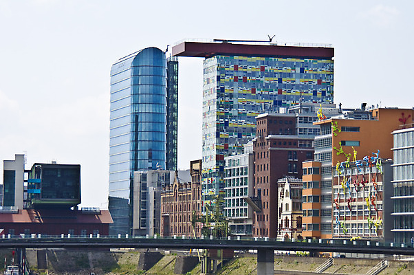 포토 JPG 해외이미지 유럽 건축양식 독일 사람없음 건물 물 강 도시풍경 항구 도시 보트 포트 타운 해외202004 해외포토 자연요소 건축물 건축 나라 배_교통 교통시설 풍경 파일형식 이미지허브