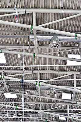 포토 JPG 해외이미지 벽 백그라운드 비즈니스 건축양식 창문 유리 지붕 추상 미래 바닥 프레임 실내 설명 사람 사람없음 내부 건물 파란색 빛 쇼핑 사무실 반사 걷기 금속 검은색 거울 방 흰색 램프 신선 도시 복도 전철 보호 은색 시원함 전시회 천장 해외202004 해외포토 건축물 건축 육상교통 컬러 컨셉 무늬 모션 재질 조명 대중교통 전시 파일형식 이미지허브