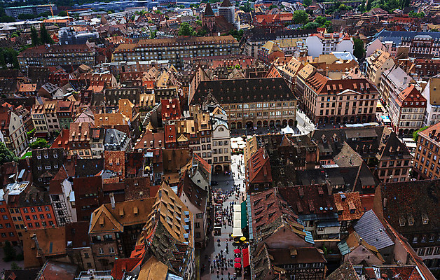 포토 JPG 해외이미지 유럽 도로 벽 여행 건축양식 창문 지붕 휴가 벽돌 거리 주택 안테나 미술 풍경 사람없음 건물 빨간색 여름 도시풍경 태양 프랑스 도시 중세 역사 중앙 정상 타일 점토 타운 옛날 스트라스부르 해외202004 해외포토 자연요소 건축물 계절 건축 나라 길 컬러 통신 교통시설 문화예술 파일형식 이미지허브