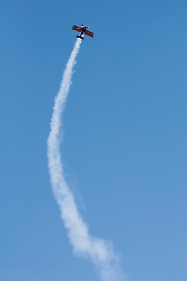 포토 JPG 해외이미지 주간 구름 하늘 비행기 사람없음 야외 파란색 연기 제트기 에어쇼 곡예비행 비행운 해외202004 해외포토 자연요소 컬러 항공교통 대중교통 비행 쇼 파일형식 구름_자연 이미지허브