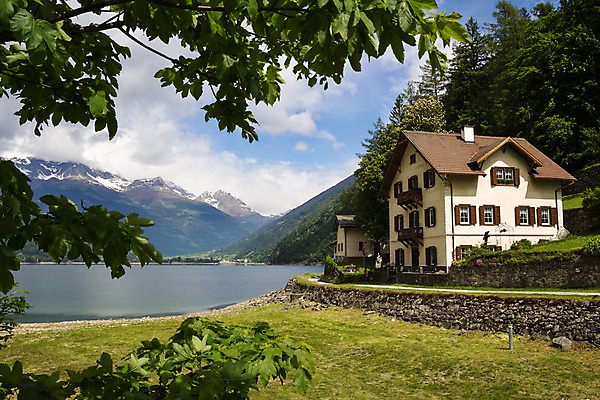 포토 JPG 해외이미지 유럽 호수 건축양식 자연 하늘 호텔 휴가 산 주택 풍경 사람없음 야외 여름 마을 계곡 이탈리아 시골 빌라 스위스 언덕 시골집 휴양지 알프스 해외202004 해외포토 계절 건축 나라 숙소 건물 장소 생태계 파일형식 이미지허브