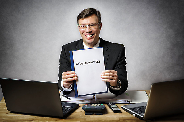 포토 JPG 해외이미지 백인 직업 손 응시 남자 행복 종이 무기 백그라운드 비즈니스 성공 한명 미소 사람 정장 사무실 힘 주먹 거래 흰색 잡기 비즈니스맨 계약 흥분 경영 고용 승자 필승 해외202004 해외포토 서양인 1 시선 옷 감정 컬러 컨셉 모션 표정 신체부위 구직 우승 직장인 채용 파일형식 이미지허브