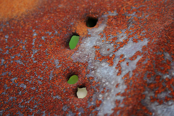 포토 JPG 해외이미지 날씨 사람없음 구멍 부식 탱크 총알 옛날 해외202004 해외포토 무기 파일형식 이미지허브