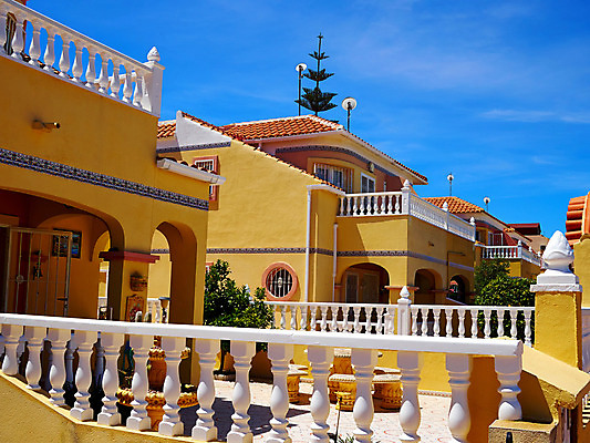 포토 JPG 해외이미지 전통 외관 유럽 문화 여행 건축양식 창문 지붕 부동산 휴가 거리 주택 풍경 사람없음 건물 장식 햇빛 문 마을 정원 맑음 발코니 도시 스페인 지중해 빌라 휴양지 타운 교외 스페인어 알리칸테 해외202004 해외포토 건축물 건축 나라 바다 날씨 태양 장소 재산 파일형식 이미지허브