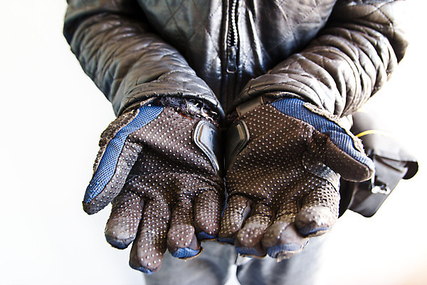 포토 JPG 해외이미지 백인 1 라이프스타일 손 응시 옷 남자 행복 포즈 백그라운드 서기 미소 안전 사람 소년 성인 취미 사람없음 세로 재킷 흰색 청바지 표현 잡기 운전사 보호 헬멧 가죽 오브젝트 길이 반항 고립 라이더 캡모자 스타일 해외202004 해외포토 서양인 직업 모자_잡화 시선 감정 어린이 컬러 컨셉 바지 모션 표정 생활 신체부위 외투 보호장비 파일형식 이미지허브