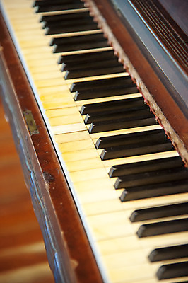 포토 JPG 해외이미지 악기 음악 열쇠 사람없음 목재 검은색 수확 골동품 흰색 옛날 해외202004 해외포토 나무 컬러 농업 재료 문화예술 파일형식 이미지허브