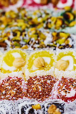 포토 JPG 해외이미지 전통 문화 음식 분홍색 조각 백그라운드 오렌지 디저트 사탕 요리 동양인 사람없음 빨간색 노란색 쌓기 상점 식사 기쁨 사막 견과류 흰색 변화 달콤 맛 가루 설탕 큐브 아로마 젤리 동쪽 칠면조 라마단 아랍어 개암 해외202004 튀르키예 해외포토 열매 감정 아시아 컬러 컨셉 과일 모션 조류 인종 방향 파일형식 이미지허브