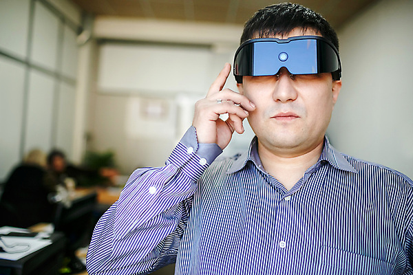 포토 JPG 해외이미지 학생 디자인 응시 남자 안경 과학 백그라운드 컨셉 인터넷 비즈니스 유리 미래 기술 한명 사람 컴퓨터 디지털 스크린 헤드폰 자료 정보 게임 연결 사이버 전자 시스템 동영상 혁명 센서 인터페이스 가상 가상현실 카피스페이스 현실 해외202004 해외포토 1 시선 잡화 음향기기 재질 놀이 전자제품 공백 파일형식 이미지허브