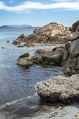 포토 JPG 해외이미지 유럽 바다 여행 자연 하늘 휴가 풍경 해변 사람없음 야외 세로 물 여름 파란색 이탈리아 바위 만 지중해 암초 북쪽 내추럴 다도해 파라다이스 화강암 해외202004 해외포토 자연요소 계절 나라 컬러 암석 돌_바위 방향 생태계 파일형식 이미지허브