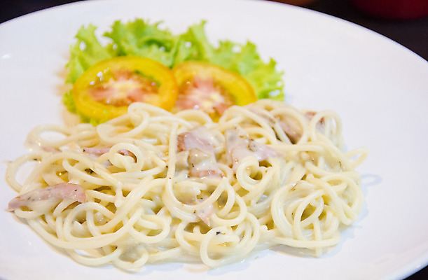 포토 JPG 해외이미지 접시 음식 토마토 채소 스파게티 요리 사람없음 컬러풀 저녁식사 흰색 아침식사 먹기 만족 국수 햄 점심식사 해외202004 해외포토 식기 감정 컬러 모션 파스타 육류 식사 면류 파일형식 이미지허브