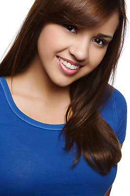 포토 JPG 해외이미지 모델 여자 행복 얼굴 백그라운드 갈색머리 한명 미소 사람 인종 20대 성인 10대 파란색 마주보기 기쁨 흰색 치아 매끈함 피부 흰배경 히스패닉 해외202004 해외포토 1 헤어스타일 감정 컬러 모션 청소년 표정 청년 신체부위 소화기관 감각 파일형식 이미지허브