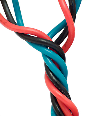 포토 JPG 해외이미지 사다리 나선형 사람없음 빨간색 파란색 전자제품 금속 검은색 철사 실타래 정맥 파이프라인 현재 해외202004 해외포토 컬러 컨셉 무늬 재질 도구 파이프_관 혈관 파일형식 이미지허브