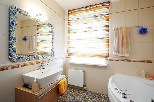 포토 JPG 해외이미지 라이프스타일 디자인 벽 창문 유리 호텔 휴식 조명 선반 바닥 주택 실내 건강 사람없음 내부 물 수건 유행 스파 거울 방 장비 욕실 흰색 커튼 고급 우아함 씻기 청소 맨션 싱크대 수도꼭지 화장실 샴푸 돌봄 샤워실 시각장애인 위생관리 해외202004 해외포토 자연요소 컬러 가구 컨셉 모션 재질 숙소 관리 건물 생활 위생용품 청결 장애인 개수대 샤워시설 파일형식 이미지허브