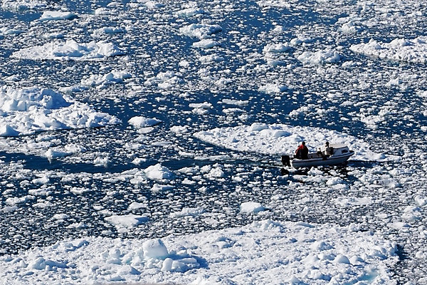 포토 JPG 해외이미지 바다 겨울 자연 풍경 사람없음 물 파란색 환경 냉동 얼음 추위 흰색 보트 시원함 북극 서리 모터보트 지구온난화 그린란드 해외202004 해외포토 자연요소 계절 컬러 섬 배_교통 덴마크 극지방 생태계 기후변화 파일형식 이미지허브