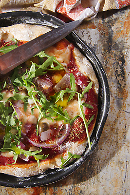 포토 JPG 해외이미지 전통 음식 조각 토마토 양파 피자 패스트푸드 파스타 따뜻함 요리 사람없음 빨간색 초록색 식당 식사 저녁식사 이탈리아 껍질 맛 점심식사 루꼴라 모짜렐라치즈 채식주의자 해외202004 해외포토 유럽 컬러 컨셉 채소 치즈 서양음식 상점 인스턴트 채식 파일형식 이미지허브