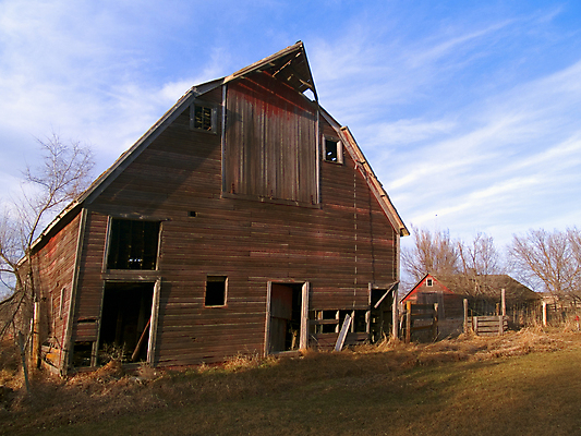 포토 JPG 해외이미지 나무 사람없음 건물 목재 빨간색 울타리 농장 목장 시골 농부 외양간 밭일 옛날 목가 해외202004 해외포토 식물 직업 건축물 컬러 농업 재료 담장 파일형식 이미지허브