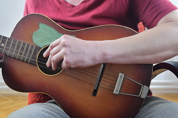 포토 JPG 해외이미지 손 남자 줄 음악 백그라운드 노래 손가락 놀이 관리 미술 사람 취미 사람없음 목재 검은색 소리 콘서트 공연 연주자 음악가 기구 기타 악단 클래식 연습 예술가 목 팔 기타리스트 재즈 뮤지컬 블루스 플레이어 생존 스타일 해외202004 해외포토 나무 직업 컬러 컨셉 재료 현악기 문화예술 이벤트 신체부위 파일형식 이미지허브