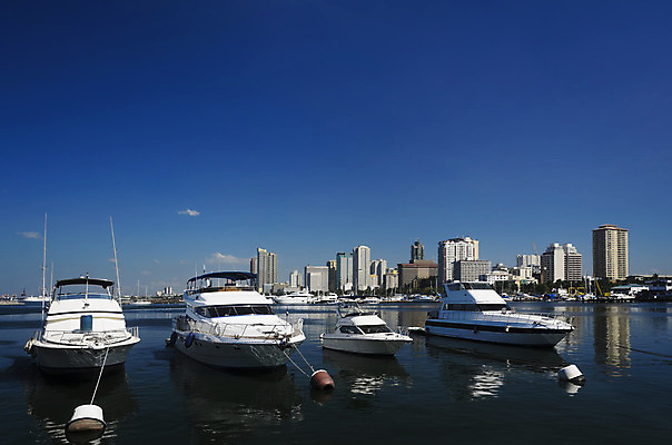 포토 JPG 해외이미지 바다 여행 요트 하늘 휴가 항해 사람없음 야외 건물 물 항구 흰색 보트 재산 고급 우아함 크루즈 모터보트 포트 해외202004 해외포토 자연요소 건축물 컬러 컨셉 배_교통 교통시설 금융 파일형식 이미지허브
