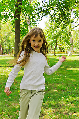 포토 JPG 해외이미지 백인 라이프스타일 여학생 여자 유럽 어린이 스포츠 포즈 놀이 휴식 한명 야외 달리기 운동 점프 흰색 춤 9 8 6 7 해외202004 해외포토 서양인 1 학생 나라 컬러 컨셉 모션 문화예술 건강 사람 생활 숫자 파일형식 이미지허브