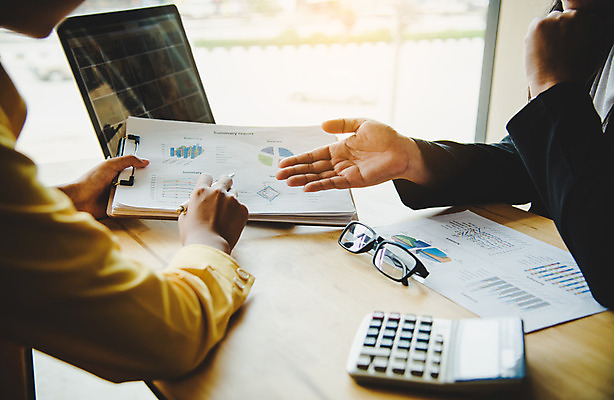 포토 JPG 해외이미지 직업 생각 인터넷 비즈니스 통신 통계 탁자 회의 모바일 협력 아이디어 대화 사람없음 금융 컴퓨터 글로벌 사무실 디지털 공책 작업 비즈니스맨 네트워크 그룹 계획 토론 디자이너 분석 오브젝트 회계 다락방 마케팅 세미나 프로젝트 목업 브레인스토밍 해외202004 해외포토 남자 가구 컨셉 문구용품 말하기 경제 전자제품 직장인 파일형식 이미지허브