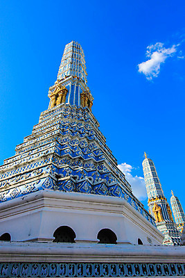 포토 JPG 해외이미지 주간 구름 종교 불교 창문 태국 하늘 휴가 미술 사람없음 파란색 빛 컬러풀 햇빛 태양 맑음 활발 궁전 흰색 사찰 황금 그늘 만족 수도원 강렬 해외202004 해외포토 자연요소 감정 아시아 컬러 컨셉 고건축 종교건축 날씨 문화예술 파일형식 이미지허브