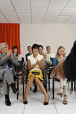 포토 JPG 해외이미지 직업 여자 남자 중년 50대 비즈니스 실내 사람 앉기 손짓 여러명 성인 30대 기록 커튼 직장인 가르침 스페인 타일 회의실 옷입기 팔 세미나 중년남자만 해외202004 해외포토 교육 유럽 다수 모션 내부 신체부위 장년 남자만 중년만 파일형식 이미지허브