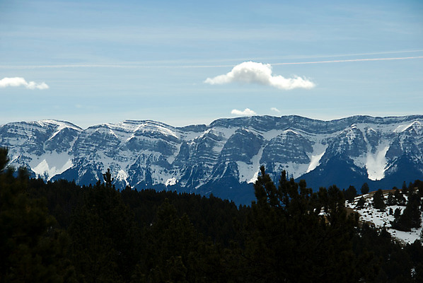 포토 JPG 해외이미지 나무 구름 공원 유럽 여행 백그라운드 겨울 자연 하늘 산 파노라마 풍경 사람없음 야외 그래픽 가로 파란색 얼음 하이킹 흰색 소나무 황무지 정상 숲 산등성이 빙하 오르기 심플 안심 안도라 웅장함 절정 수평선 해외202004 해외포토 자연요소 식물 계절 공공시설 나라 컬러 모션 레저 촬영기법 육류 생태계 파일형식 이미지허브