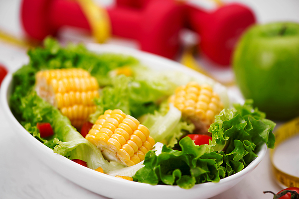 포토 JPG 해외이미지 라이프스타일 접시 백그라운드 줄자 건강 사람없음 아웃포커스 운동 식사 아령 샐러드 사과 해외202004 해외포토 식기 음식 과일 촬영기법 자 생활 파일형식 이미지허브