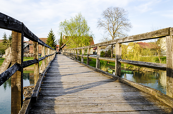 포토 JPG 해외이미지 나무 식물 공원 유럽 길 백그라운드 십자가 자연 벽지 하늘 안전 풍경 사람없음 야외 목재 가로 초록색 물 울타리 강 갈색 평화 마을 정원 산책 흐름 시골 거친 보행자 작음 오솔길 통나무 장면 지역 내추럴 방법 슬로베니아 옛날 해외202004 해외포토 자연요소 공공시설 나라 컬러 컨셉 재료 휴식 담장 크기 생태계 파일형식 이미지허브