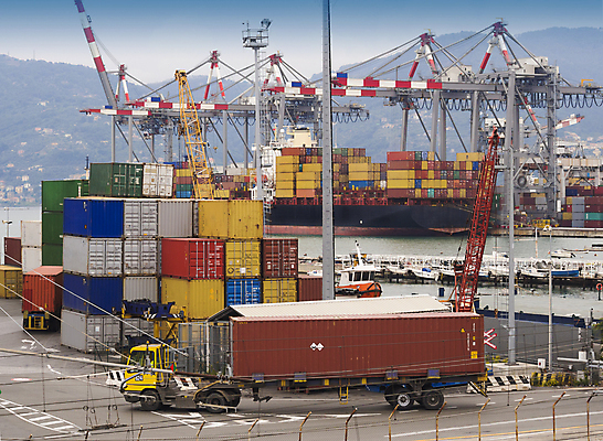 포토 JPG 해외이미지 산업 도로 바다 이동 비즈니스 교통시설 모션 자동차 사람없음 파란색 노란색 운전 차도 트럭 화물 흰색 운반 고속도로 상품 큼 컨테이너 창고 무역 상업 수납 짐차 포트 무거움 트레일러 방법 해외202004 해외포토 길 육상교통 컬러 교통 컨셉 운송업 무게 크기 시설 파일형식 이미지허브