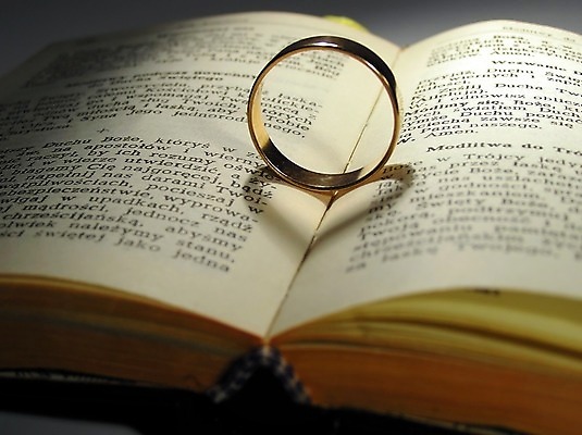 포토 JPG 해외이미지 결혼 그림자 사랑 사람없음 책 우주 성경 공백 기도 하트 반지 황금 장면 해외202004 해외포토 모양 감정 장신구 종교용품 이벤트 파일형식 이미지허브