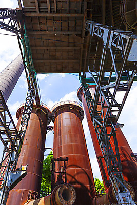 포토 JPG 해외이미지 산업 공장 자연 하늘 독일 굴뚝 풍경 사람없음 파란색 갈색 탑 금속 기계 업무 역사 재산 역 큼 철 심볼 과거 방문 랜드마크 옛날 제철소 철강 파이프라인 회복 해외202004 해외포토 건축물 유럽 컬러 컨셉 공업 교통시설 재질 금융 작업 크기 생태계 파이프_관 파일형식 이미지허브