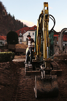 포토 JPG 해외이미지 전신 손 남자 한명 서기 성인 야외 세로 검은색 힘 황혼 흙 작업 야간 굴착기 트레일러 심각 어려움 옛날 힘찬 해외202004 해외포토 자연요소 1 컬러 컨셉 모션 사람 신체부위 일몰 중장비 파일형식 이미지허브